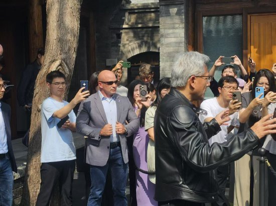 配资门户平台配资 黄仁勋：我已经财务自由25年了 投身事业与助人